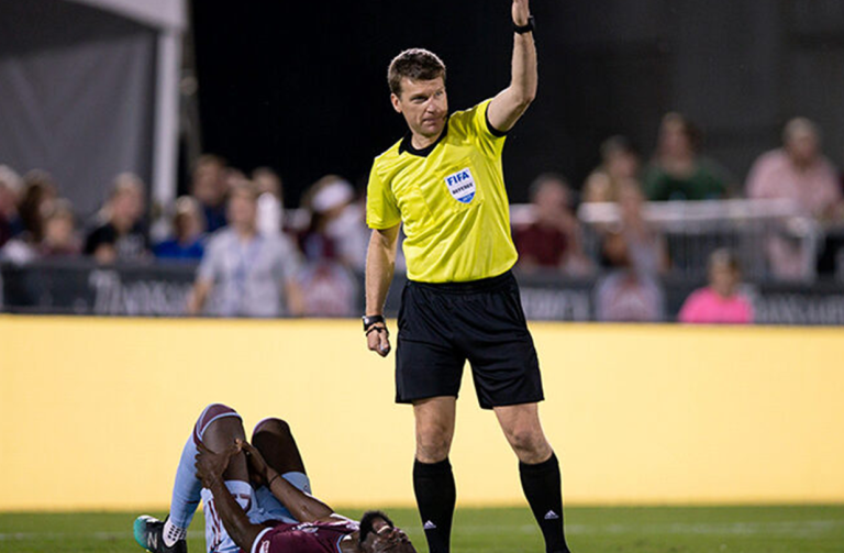 Referee in Football: Maintaining Fair Play 7 Referee in Football: Maintaining Fair Play