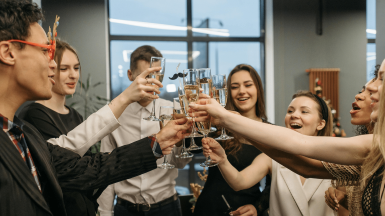 Spice Up Your Evenings: Great Food, Drinks, and Online Gaming Excitement